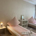 Shared Apartment, Friesenplatz Apartman *