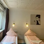 Shared Apartment, Friesenplatz Apartman