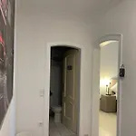 Shared Apartment, Friesenplatz Apartman