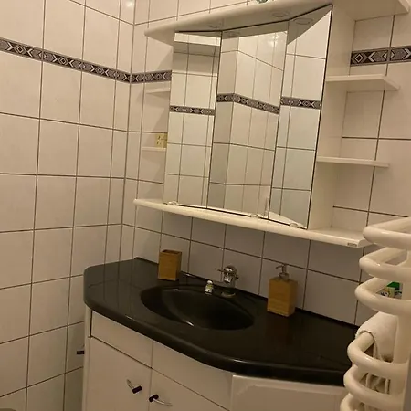 Shared Apartment, Friesenplatz Lägenhet