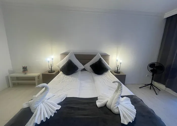 Shared Apartment, Friesenplatz Apartment *